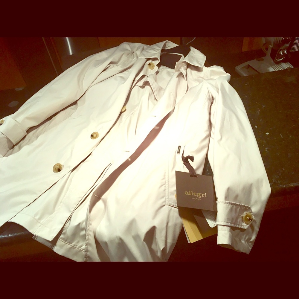 A men’s size 42 raincoat, color is off-white.
